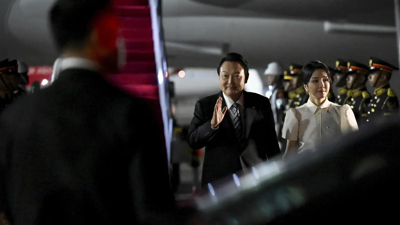 Bak Artis K-pop, Begini Cantiknya Istri Presiden Korsel Saat Tiba di Bali