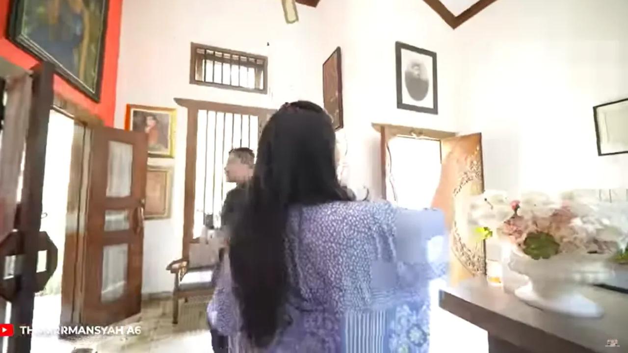 Rieke Diah Pitaloka menunjukan koleksi barang tua miliknya kepada Anang. Salah satunya lukisan. Lukisan-lukisan itu dipajang di dinding rumah Rieke Diah Pitaloka.