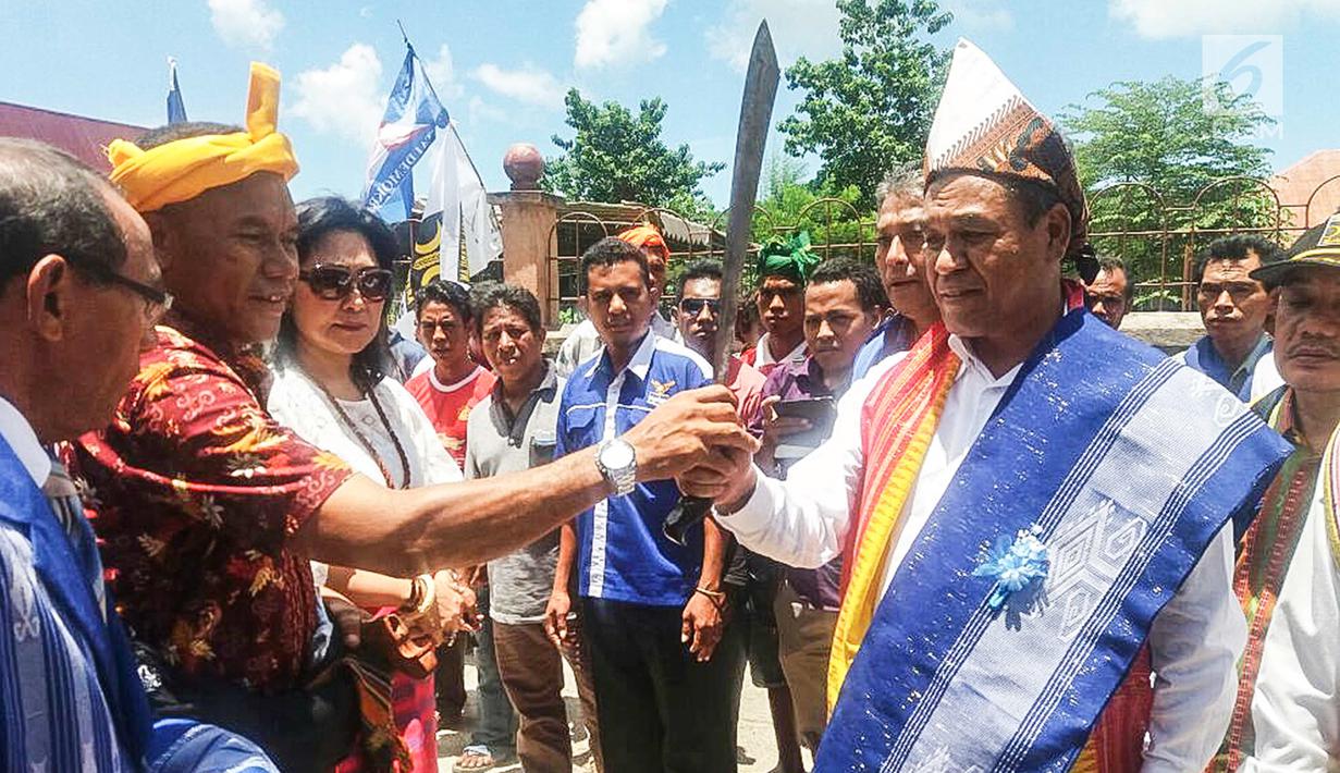 Cagub dan Cawagub NTT Benny K Harman dan Benny Litelnoni mendapat Dukungan Masyarakat Sumba saat penyambutan Ritual Potong Kerbau, di tanah Sumba Daya Barat, Rabu (7/2). (Liputan6.com/Pool/Dodi)