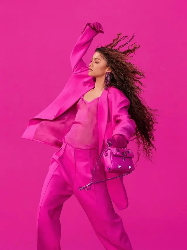 Potret Fearless Zendaya dalam Busana Monokrom Full Pink dari Valentino