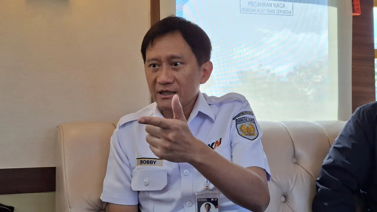 Direktur Utama PT Kereta Api Indonesia (Persero), Bobby Rasyidin saat berbincang dengan awak media di KA Wisata rute Yogyakarta-Jakarta, Rabu (8/7/2026). (Foto: Liputan6.com/Arief RH)