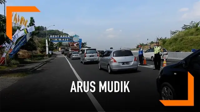 Kemacetan terjadi di rest area tol Semarang-Ungaran. Akibatnya sistem buka tutup dipergunakan untuk mengurangi kemacetan.