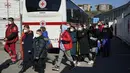 Pengungsi dari Lviv, Ukraina, tiba di markas Palang Merah di Roma, Italia pada Selasa (22/3/2022). Konvoi kendaraan Palang Merah yang membawa 80 orang, sebagian besar orang tua dan sakit tiba pada Selasa di Roma. (AP Photo/Alessandra Tarantino)