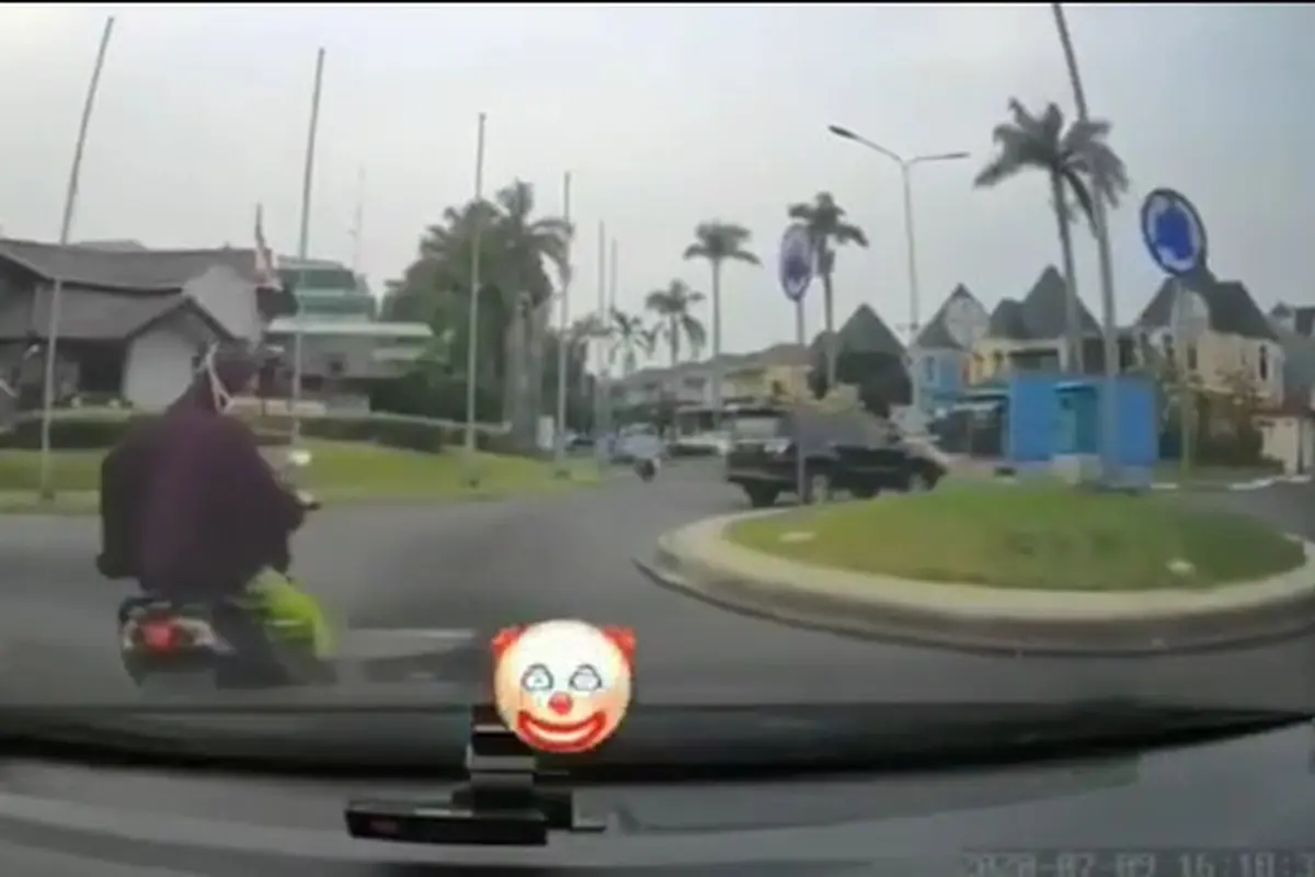Seperti dilansir akun Instagram @agoez_bandz4, kamera dashboard sebuah mobil memperlihatkan seorang wanita yang berhenti setelah melewati polisi tidur.