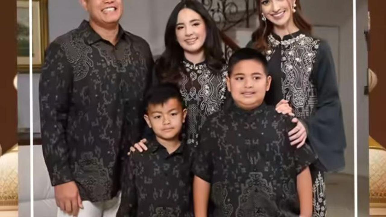 Nia Membagikan Momen Foto Bersama Suami dan Ketiga Anaknya