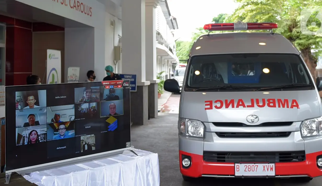 Jajaran Direksi PT Astra International Tbk dan Astra Financial saat video confrence pada acara bantuan satu unit mobil Ambulance Gawat Darurat dan peralatan medis di Rumah Sakit St Carolus, Jakarta, Rabu (8/4/2020). Bantuan tersebut guna memberikan pelayanan kesehatan. (Liputan6.com/HO/Eko)