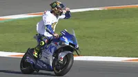 Pembalap Suzuki Ecstar, Joan Mir merayakan Juara Dunia 2020 usai balapan di MotoGP Valencia di Sirkuit Ricardo Tormo di Valencia, Spanyol, Minggu (15/11/2020). Prestasi ini ia raih di ajang MotoGP Valencia Spanyol hari Minggu (15/11) di Spanyol. (AP Photo/Alberto Saiz)