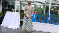 Model mengenakan busana koleksi Fashion Eksklusif Papercut dari Blibli.com dan Ria Miranda di Jakarta, Senin (15/5). (Liputan6.com/Immanuel Antonius)