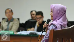 Bendahara pengeluaran Kementerian Agama Wardasari Gandi bersaksi dalam sidang Suryadharma Ali di Pengadilan Tipikor, Jakarta, Rabu (30/09/2015). (Liputan6.com/Andrian M Tunay)