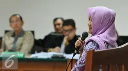 Bendahara pengeluaran Kementerian Agama Wardasari Gandi bersaksi dalam sidang Suryadharma Ali di Pengadilan Tipikor, Jakarta, Rabu (30/09/2015). (Liputan6.com/Andrian M Tunay)
