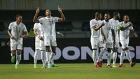 Para pemain Timnas Curacao merayakan gol pertama ke gawang Timnas Indonesia yang dicetak Rangelo Maria Janga dalam laga uji coba FIFA Matchday antara Timnas Indonesia menghadapi Curacao di Stadion Gelora Bandung Lautan Api (GBLA), Bandung, Jawa Barat, Sabtu (24/9/2022) malam WIB. (Bola.com/Bagaskara Lazuardi)