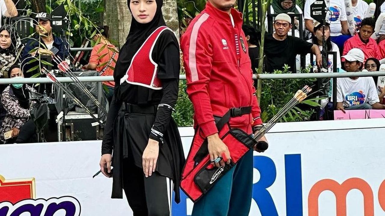 Sebelum pertandingan dimulai, Inara Rusli dan Ricky Harun sempat berpose bersama. Banyak orang yang penasaran mengapa keduanya dipasangkan dalam satu tim.<br><br>