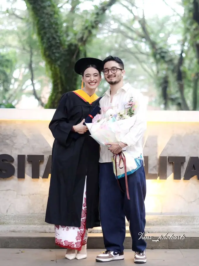 Bryan Domani Dampingi Sang Kekasih Mawar Eva de Jongh di Hari Wisuda, Tampil Kasual Stylish Bawa Buket Bunga
