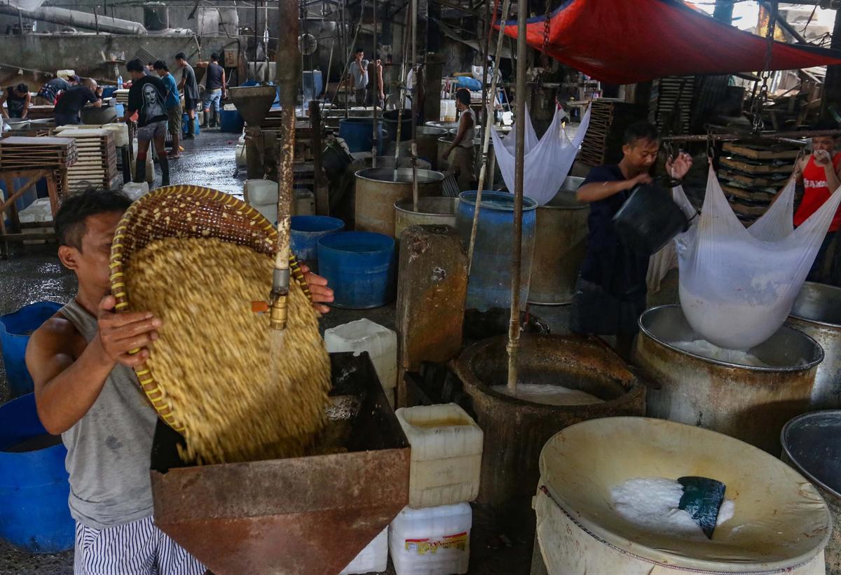 FOTO: Perajin Tahu Tertekan Kenaikan Harga Kedelai