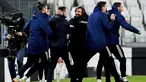 Pelatih Juventus, Andrea Pirlo (tengah) merayakan kemenangan dengan para pemain usai pertandingan melawan Inter Milan pada leg kedua babak semifinal Coppa Italia di Turin Allianz Stadium, Italia, Rabu (10/2/2021).  Juventus bermain imbang atas Inter Milan 0-0. (Marco Alpozzi/LaPresse via AP)