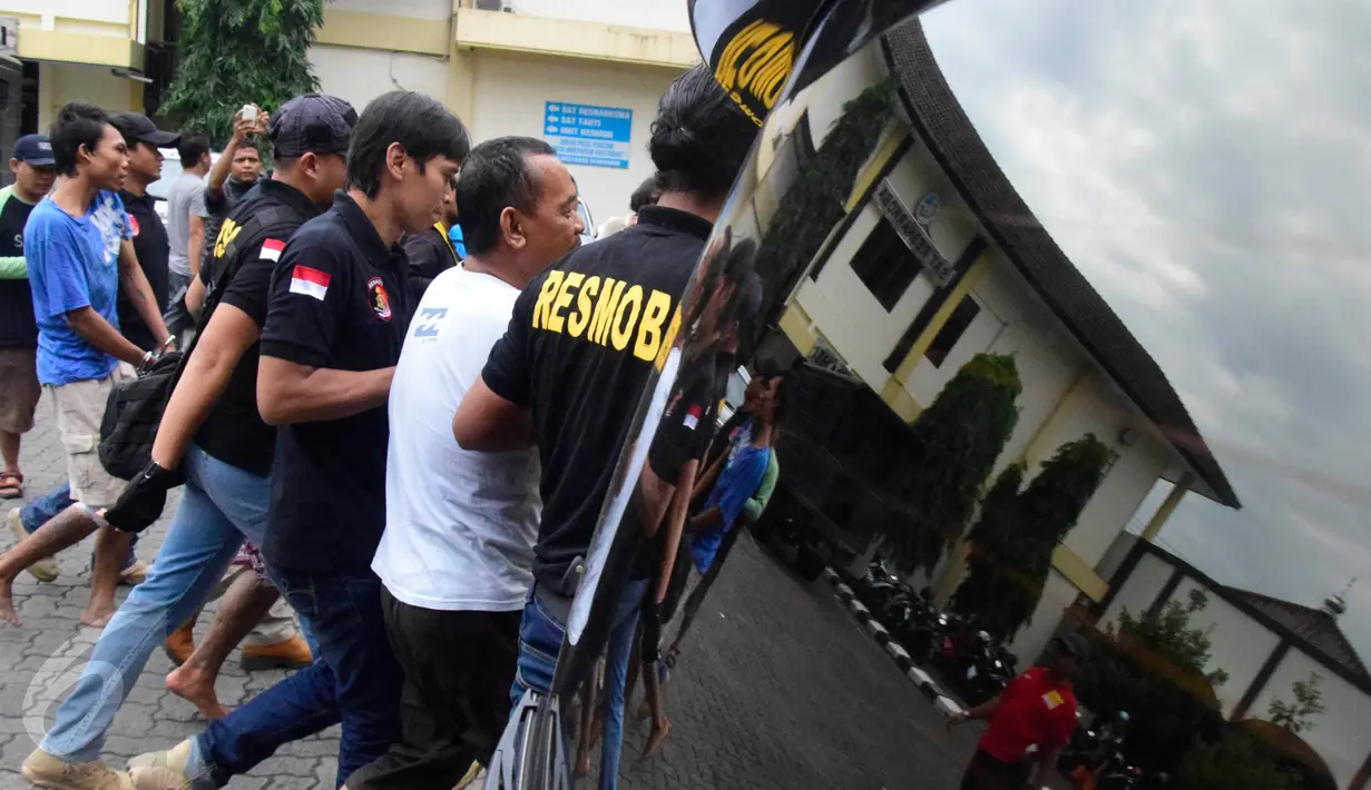 Petugas membawa salah satu komplotan pencuri spesialis rumah kosong saat rilis di Halaman Polrestabes Semarang , Minggu ( 19/6). Menjelang lebaran kejahatan pencurian rumah kosong meningkat. (Gholib)
