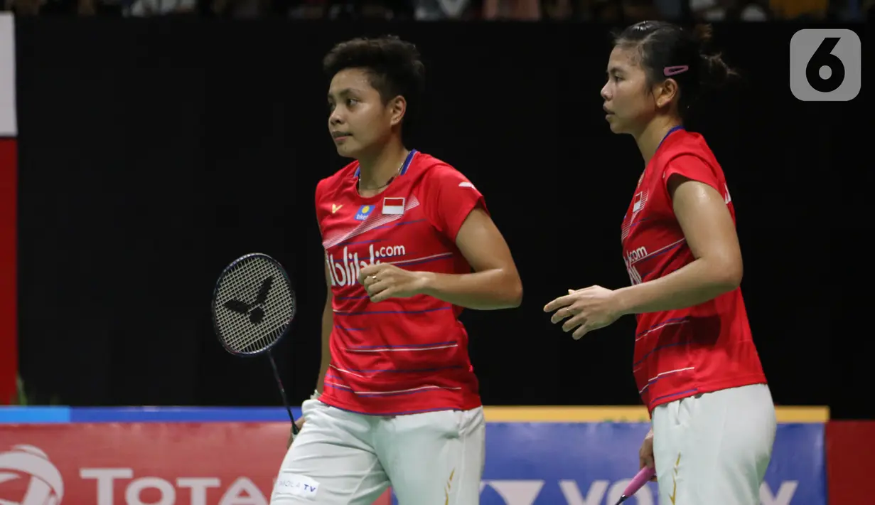 Pebulutangkis Indonesia, Greysia Polii/Apriyani Rahayu saat melawan Maiken Fruergaard/Sara Thygesen (Denmark) pada final ganda putri Indonesia Masters 2020 di Istora GBK, Jakarta, MInggu (19/1/2020). Greysia/Apriyani unggul 18-21 21-11 23-21. (Liputan6.com/Helmi Fithriansyah)