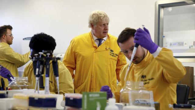 Perdana Menteri Inggris Boris Johnson mengunjungi laboratorium di Layanan Infeksi Nasional Inggris Kesehatan Masyarakat, setelah lebih dari 10 pasien Virus Corona diidentifikasi di Inggris, di Colindale, London utara, Minggu, 1 Maret 2020