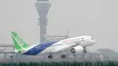 Pesawat penumpang jet C919 buatan China lepas landas pada penerbangan perdananya di Bandara Internasional Pudong, Shanghai, Jumat (5/5). Pesawat tersebut menandai masuknya industri penerbangan China ke dalam kancah internasional (AP Photo/Andy Wong, Pool)
