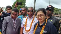 Menteri Kesehatan Nila Moeloek didampingi pejabat pemerintahan setempat mengunjungi Kabupaten Teluk Bintuni, Provinsi Papua Barat.