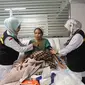 Dokter KKHI Madinah sedang memeriksa jemaah haji sakit. Darmawan/MCH