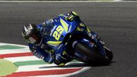 Pembalap Suzuki Ecstar, Andrea Iannone jadi yang tercepat pada sesi pemanasan (WUP) MotoGP Italia 2018 di Sirkuit Mugello, Minggu (3/6/2018). (FILIPPO MONTEFORTE / AFP)