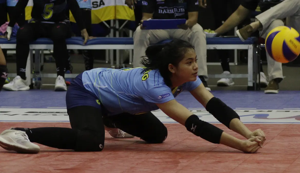 Pevoli Bandung Bank BJB, Witang, mengembalikan bola saat melawan Jakarta BNI 46 pada perebutan tempat ketiga Proliga 2019 di GOR Among Rogo, Yogyakarta, Sabtu (23/2). BNI 46 menang 3-1 atas BJB. (Bola.com/Yoppy Renato)