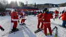 Para pemain ski berpakaian seperti Sinterklas berpartisipasi dalam acara tahunan Santa Sunday di Sunday River Resort yang terletak di Kota Newry, Amerika Serikat, Minggu (8/12/2019). Santa Sunday merupakan acara amal tahunan untuk River Fund Charity. (Joseph Prezioso / AFP)