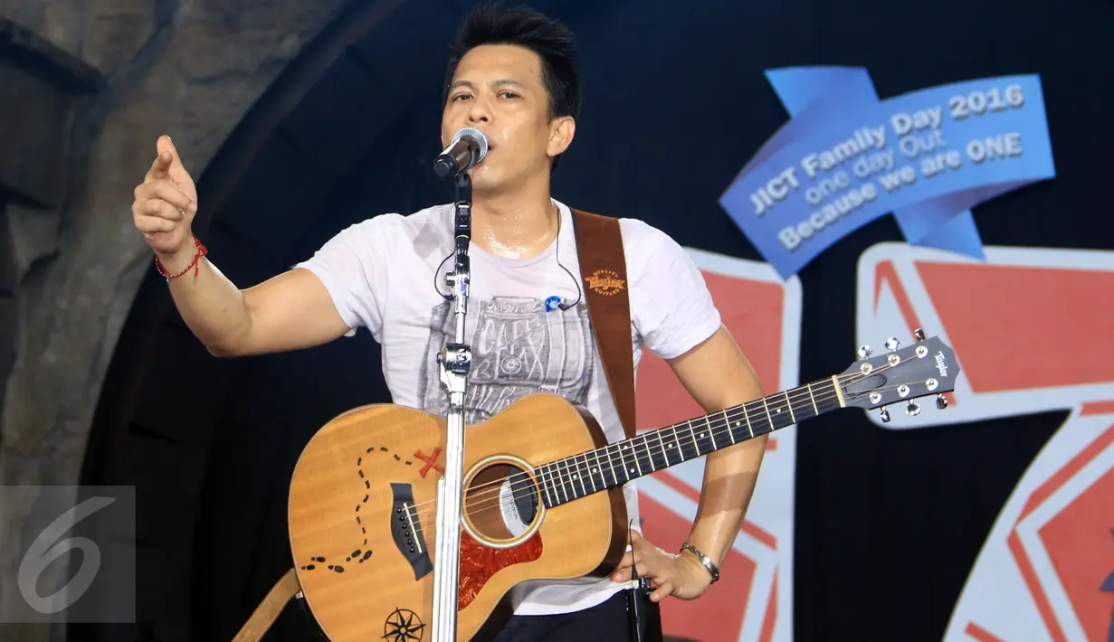 Aksi panggung vokalis Band Noah, Ariel dalam acara Annual Gathering "JICT Family Day 2016 di Dufan, Ancol, Jakarta, Minggu (11/12). Acara yang dihadiri keluarga besar JICT itu mengusung Tema 'We Are One JICT. (Liputan6.com/Herman Zakharia)