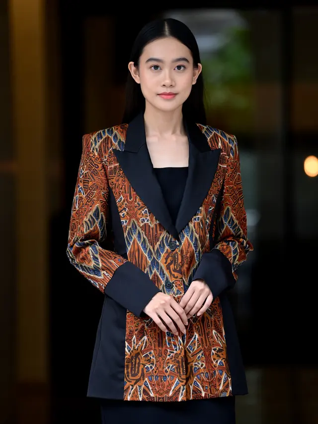 Kemeja Batik Wanita Kombinasi Kain Polos dan Kerah Blazer Kekinian