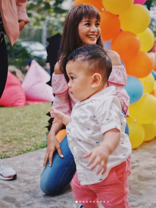 Percekcokan terus menerus menjadi salah satu penyebabnya sejak keduanya resmi menikah. Perbedaan prinsip makin besar setelah kelahiran anaknya. (Instagram/kiranalarasati)