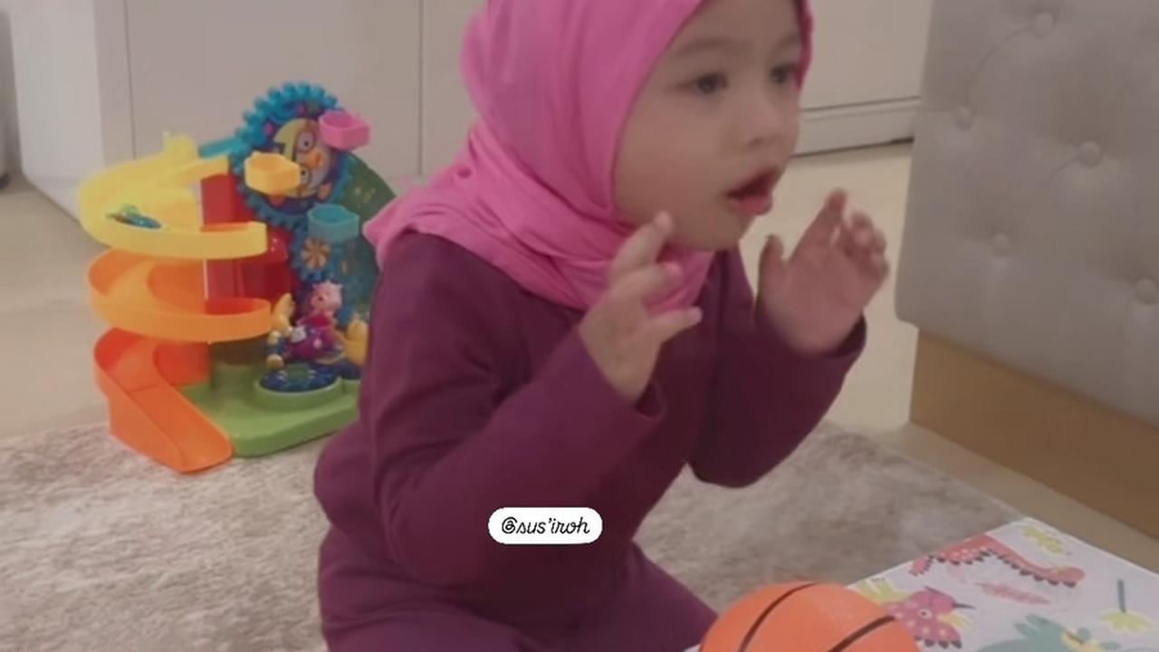 8 Potret Ameena Anak Aurel Hermansyah Belajar Mengaji, Gemas Pakai Kerudung - Semangat Menyanyi dan Menulis Huruf Hijaiyah