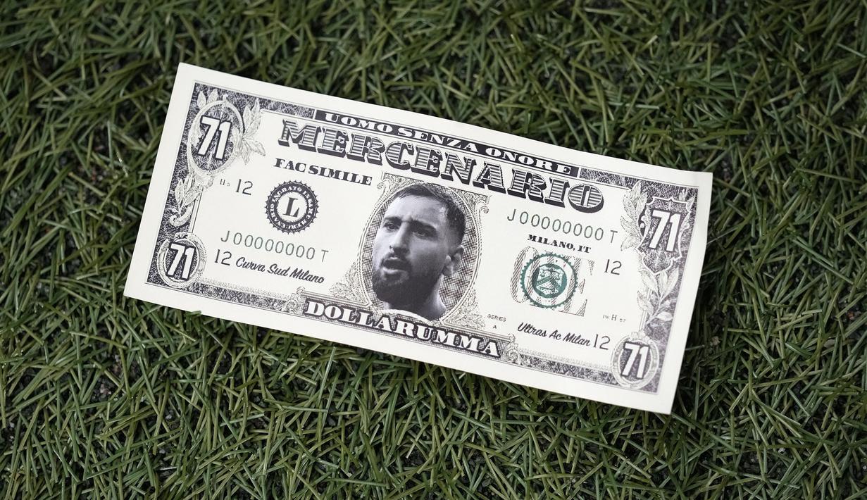 Bentuk uang palsu berbentuk wajah Gianluigi Donnarumma yang dilemparkan oleh pendukung AC Milan dalam laga matchday 4 Liga Champions 2023/2024 saat melawan PSG yang berlangsung di San Siro, Milan, Rabu (8/11/2023) dini hari WIB. Dalam uang palsu tersebut juga lengkap dengan tulisan 'Mercenario' alias 'mata duitan' dan juga 'Dollarumma'. (AP Photo/Antonio Calanni)