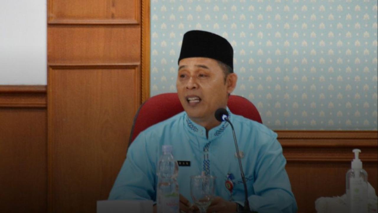 Herman menyebutkan, nyawa warga tersebut tidak terselamatkan meski sudah dibawa ke Puskesmas Kempas. Hal ini karena korban awalnya menganggap hanya digigit anjing biasa sehingga tidak melapor ke petugas kesehatan terdekat untuk mendapatkan vaksin.