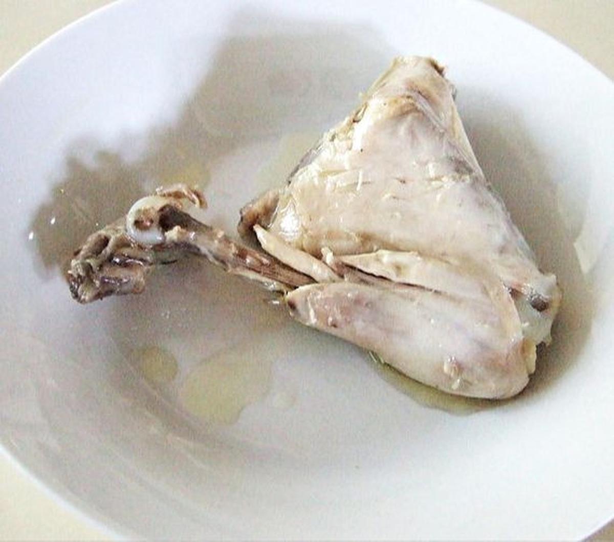 1. Resep Ayam Pop

Resep masakan Padang yang pertama adalah ayam pop.

Beda dengan ayam goreng Padang lainnya, ayam pop berwarna lebih pucatdan tidak berkulit.

Walaupun begitu, rasanya gurih karena sudah diungkep bersama air kelapa, bawang putih, d
