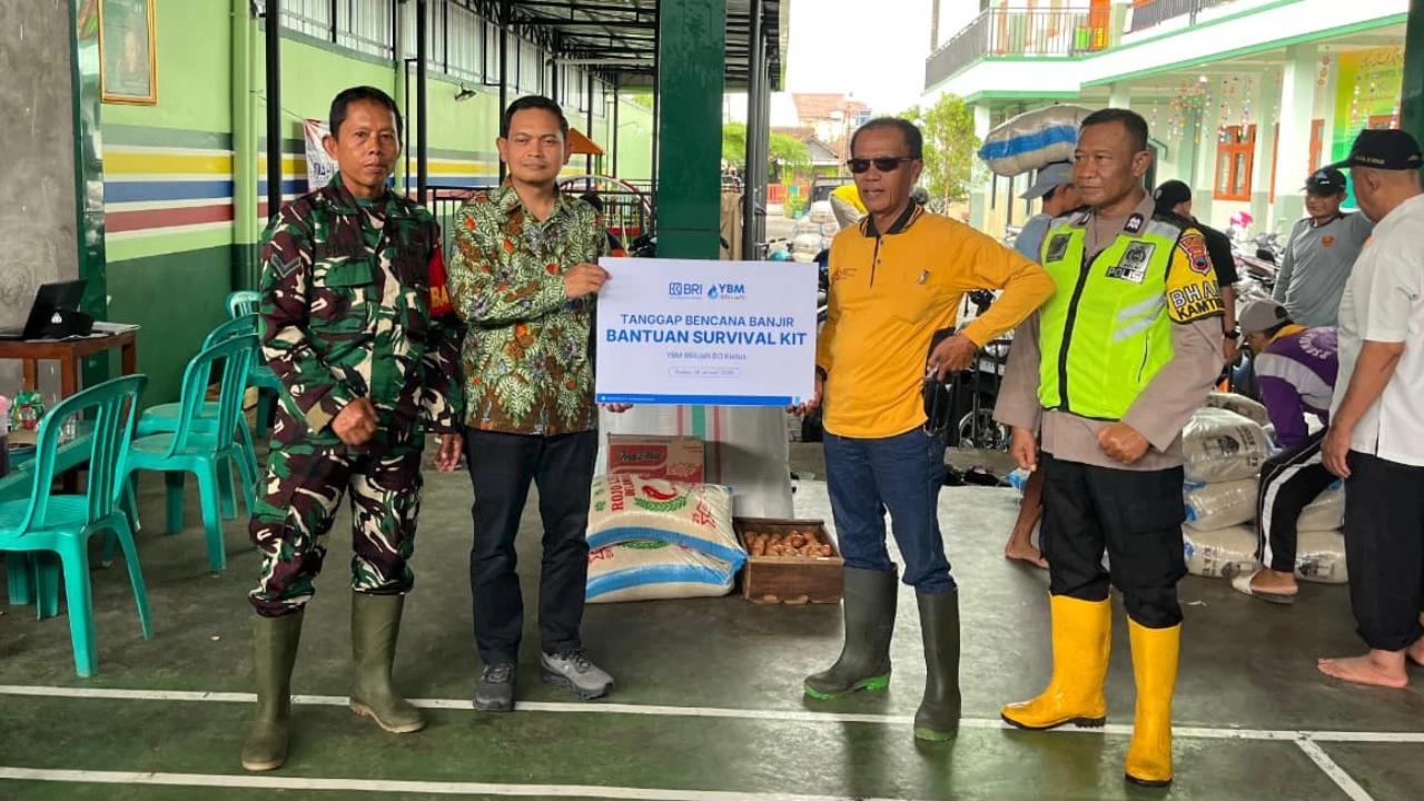 Peduli Korban Banjir, YBM BRILiaN dan BRI Kudus Salurkan 100 Paket Bantuan