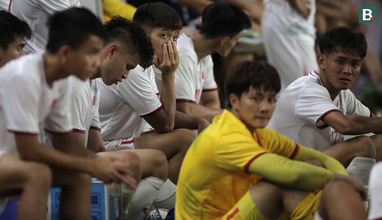 Usai pertandingan, sejumlah pemain Vietnam yang berkumpul di area bangku cadangan tidak dapat menutupi rasa kecewa usai dikalahkan Timnas Indonesia U-20. (Bola.com/Ikhwan Yanuar)