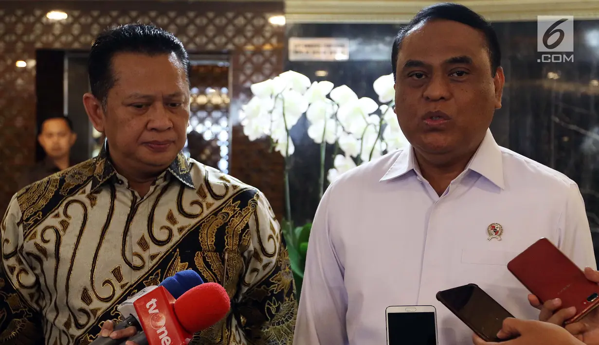 Menpan RB Syafruddin (kanan) dan Ketua DPR Bambang Soesatyo memberikan keterangan usai pertemuan di Gedung Nusantara III, Senayan, Selasa (23/7/2019). Menpan menyampaikan kepada Ketua DPR Bamsoet saat ini ada 97 lembaga dalam pemerintahan Jokowi-JK yang terkena akuisisi. (Liputan6.com/Johan Tallo)