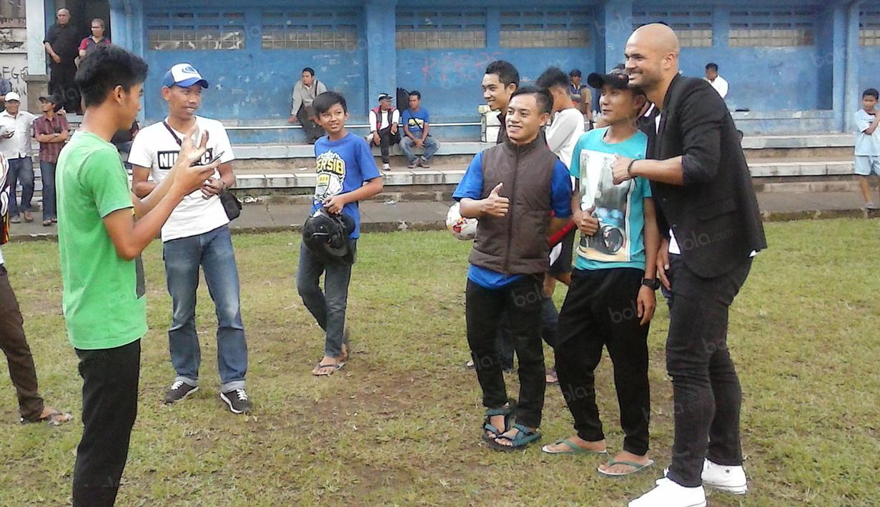 Sergio van Dijk berfoto bersama Bobotoh saat tiba saat mengunjungi mess Persib Bandung di Bandung, Rabu (18/5/2016). (bola.com/Erwin Snaz)