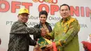 Komisaris Utama PT Berkarya Makmur Sejahtera Hutomo Mandala Putra disaksikan Dirut Milasari Kusumo Anggraini memberi cindera mata kepada Pembina UKM Johno Supriyanto saat meresmikan gerai Goro di Cibubur, Bogor, Rabu (17/10). (Liputan6.com/HO/Dana)