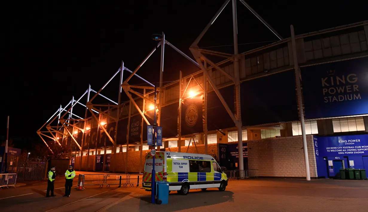 Petugas berjaga di luar Stadion King Power setelah helikopter milik pemilik Leicester City Football Club Vichai Srivaddhanaprabha jatuh dan terbakar di tempat parkir, Inggris (27/10). (Joe Giddens/PA via AP)