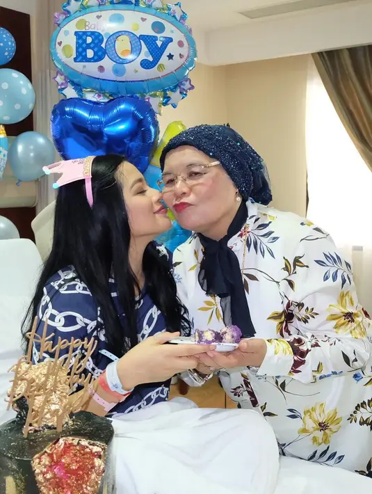 Kehadiran bayi laki-laki ini menjadi kado terindah bagi Titi yang berulang tahun di usia ke-36. Bukan hanya untuk dirinya dan Tian, namun hadirnya Kai juga membuat anak pertama mereka, Arjuna ikut bahagia. (Instagram/Titi_kamal)