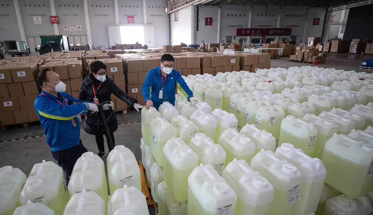 Anggota staf dan sukarelawan mengenakan masker menyiapkan pasokan medis di convention hall yang telah diubah menjadi rumah sakit darurat di Wuhan, Provinsi Hubei, China (4/2/2020). Hingga Rabu (5/2/2020) pagi, jumlah pasien yang meninggal menjadi 479. (AFP/STR)