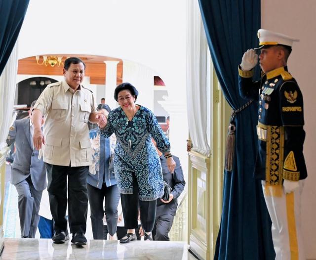 Momen Prabowo gandeng tangan Megawati saat bertemu di Istana Merdeka (Instagram Sekretariat Kabinet)