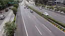 Sejumlah kendaraan melintasi Jalan Tol Pancoran, Jakarta, Senin (12/9). Jalanan di Ibu Kota Jakarta tampak lengang pagi hingga menjelang siang karena warga sedang merayakan Idul Adha 1437 H. (Liputan6.com/Helmi Afandi)