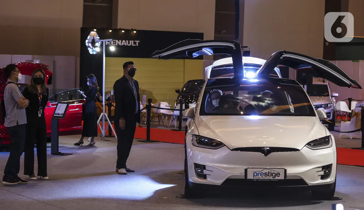 Suasana pameran IIMS Hybrid 2021 di JiExpo Kemayoran, Jakarta, Jumat (16/4/2021). Pemerintah memberikan prioritas terhadap pengembangan industri otomotif agar bisa lebih berdaya saing global sesuai dengan sasaran pada peta jalan Making Indonesia 4.0. (Liputan6.com/Johan Tallo)