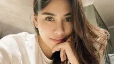 Syahnaz Sadiqah jadi salah satu selebriti wanita yang penampilannya kerap mencuri perhatian. Pasalnya di berbagai kesempatan, pemain sinetron 7 Manusia Harimau ini selalu terlihat cantik memesona. Karena kecantikannya, Syahnaz sering menuai pujian dengan penampilan natural tanpa makeup.(Liputan6.com/IG/@syahnazs)