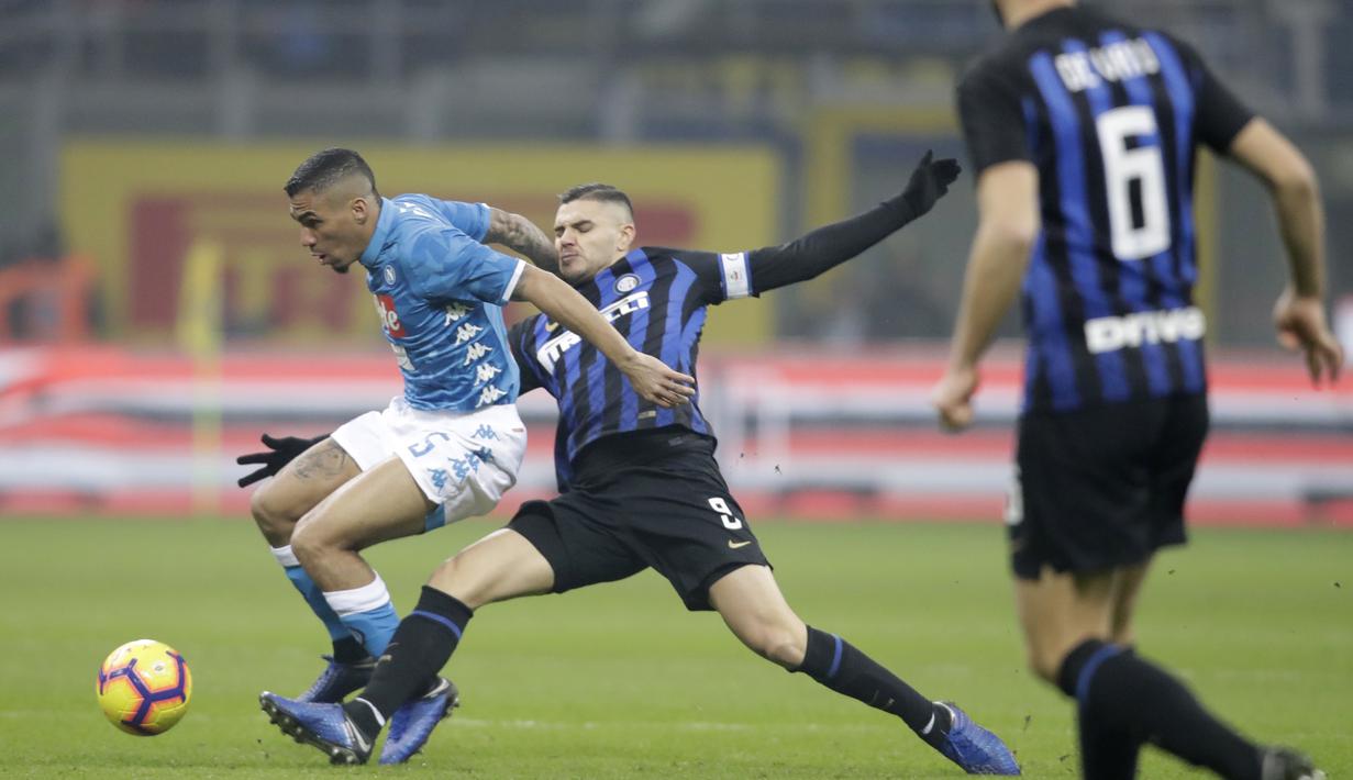 Striker Inter Milan, Mauro Icardi, berebut bola dengan pemain Napoli, Marques Allan, pada laga Serie A di Stadion San Siro, Rabu (26/12). Inter Milan menang 1-0 atas Napoli. (AP/Luca Bruno)