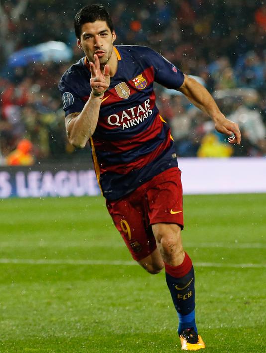 Penyerang Barcelona, Luis Suarez melakukan selebrasi usai mencetak gol kegawang Arsenal pada leg kedua 16 besar liga champions di stadion Nou Camp, Spanyol (17/3). Barcelona menang atas Arsenal dengan skor 3-1. (Reuters/Carl Recine)