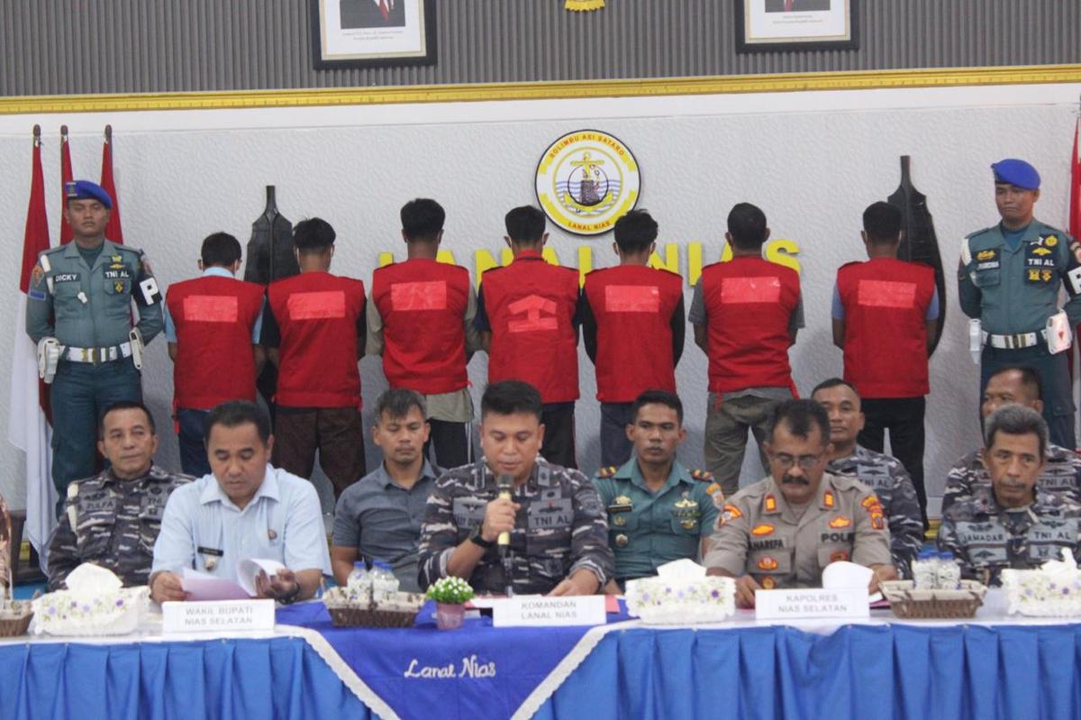 Jumpa pers Komandan Lanal Nias Kolonel Laut (P) Lexi Effraim Dumais soal penangkapan kapal pelaku illegal fishing di perairan Hibala Desa Reke, Kecamatan Pulau-pulau Batu Barat, Kabupaten Nias Selatan.